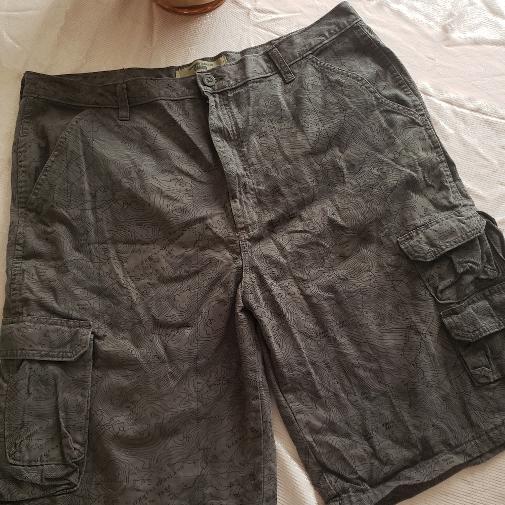Wrangler gray map cargo shorts. Size 38